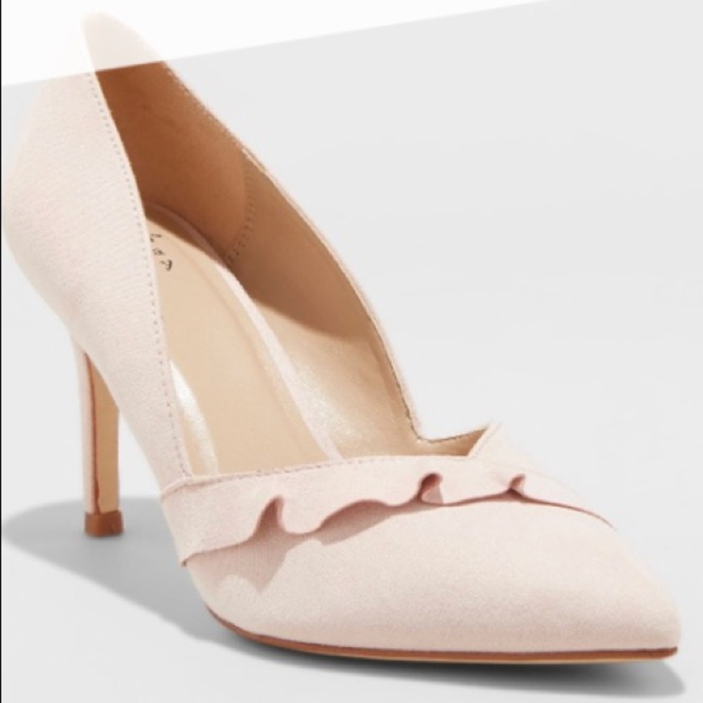A new day pointed pink heel